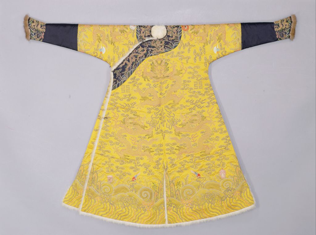 图片[1]-Yellow satin embroidered cloud dragon fox fur dragon robe-China Archive